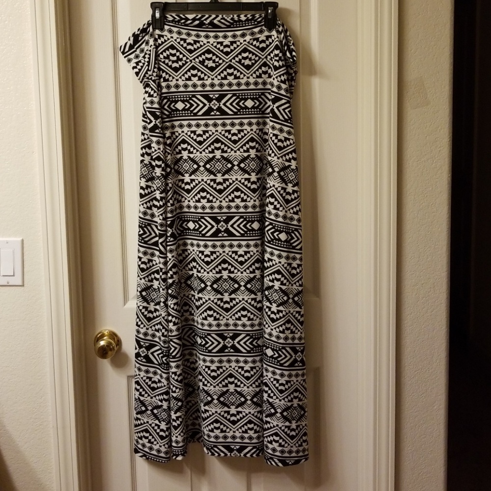 *NWT BLACK & WHITE DEX MAXI SKIRT